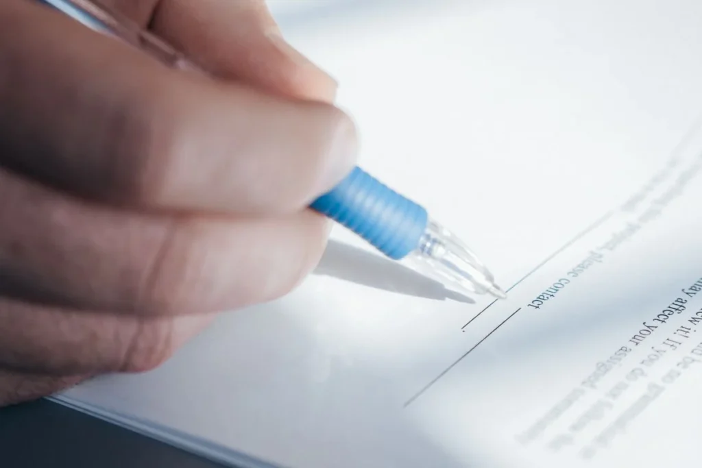 Documento de contrato impresso com caneta sobre a mesa