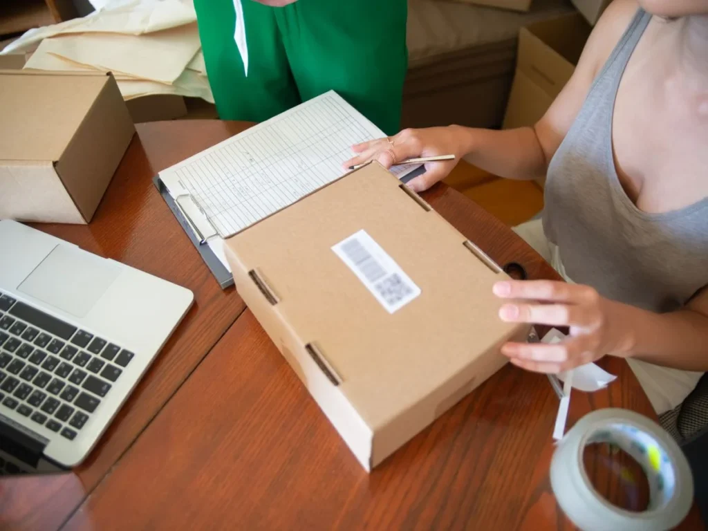 Pacotes prontos para envio sobre bancada de expedição